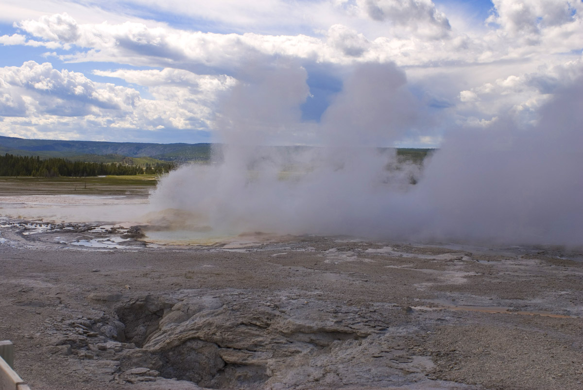 Upper geyser basin - гейзер.